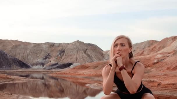 Woman working out on lifeless dried locality — Stock Video