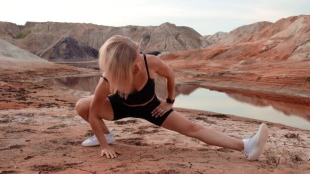 Woman working out on lifeless dried locality — Stock Video