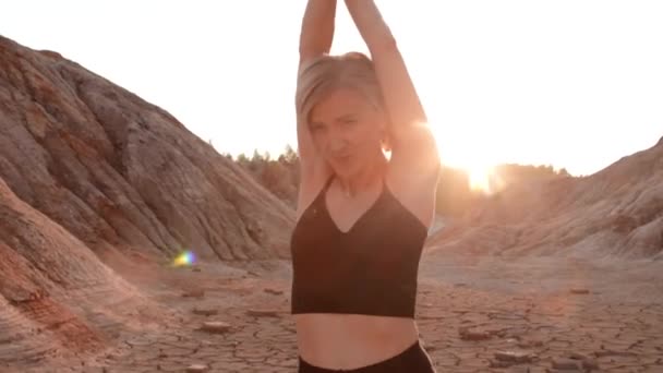 Kvinna som dansar på livlös torkad plats — Stockvideo