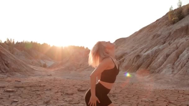 Mujer bailando en la localidad seca sin vida — Vídeo de stock