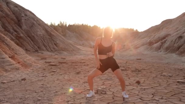 Kobieta tańcząca na wysuszonym miejscu bez życia — Wideo stockowe