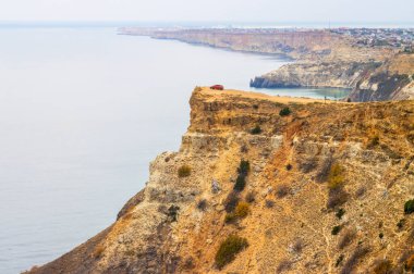 Kırmızı araba yüksek bir uçurumda