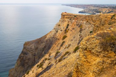 Kırmızı araba yüksek bir uçurumda
