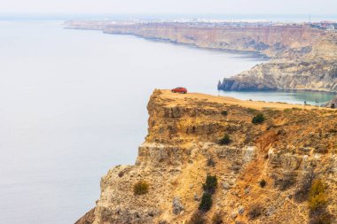 Kırmızı araba yüksek bir uçurumda