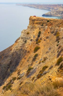 Kırmızı araba yüksek bir uçurumda