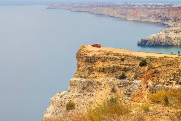 Rotes Auto Auf Hoher Klippe Stockfoto