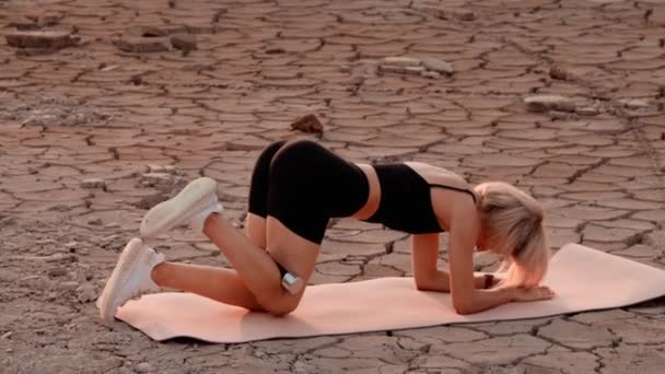 Sportliche Frau trainiert an Wüstenstandort — Stockvideo