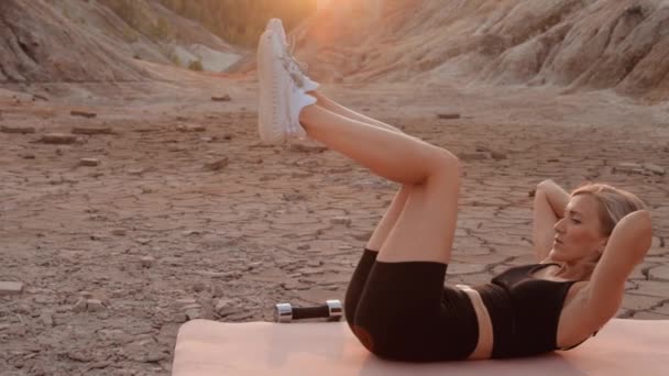 Femme sportive faisant de l'exercice sur l'emplacement désert — Video