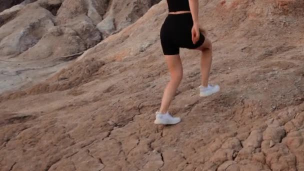 Sporty woman climbing up a hill — Stockvideo