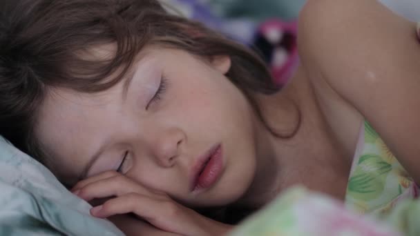Petite fille dormir dans la lumière du matin — Video