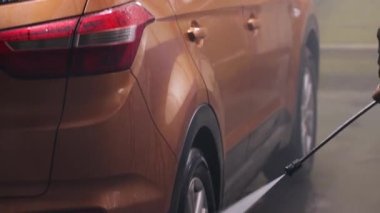 Araba yıkama işlemi yakın planda