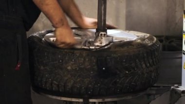 Lastiği tekerlekten sökmek