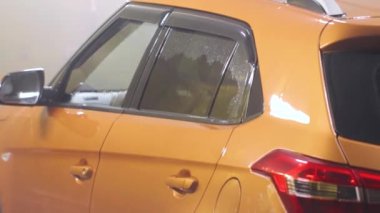 Araba yıkama işlemi yakın planda