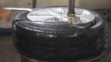 Lastiği tekerlekten sökmek