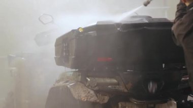 Dörtlü bisiklet yıkayan bir adam