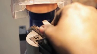 Bir zincir testere keskinleştirme işlemi