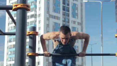 Spor alanında egzersiz yapan bir adam.