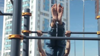 Spor alanında egzersiz yapan bir adam.