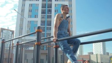 Spor alanında egzersiz yapan bir adam.