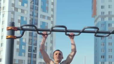 Spor alanında egzersiz yapan bir adam.