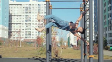 Spor alanında egzersiz yapan bir adam.