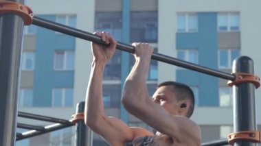 Spor alanında egzersiz yapan bir adam.