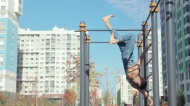 Spor alanında egzersiz yapan bir adam.