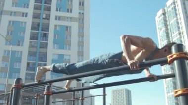 Spor alanında egzersiz yapan bir adam.