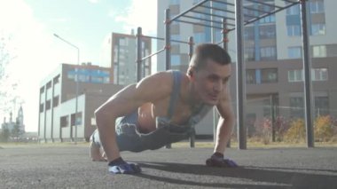 Spor alanında egzersiz yapan bir adam.