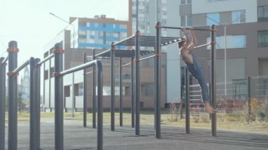 Spor alanında egzersiz yapan bir adam.