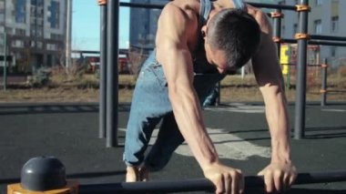 Spor alanında egzersiz yapan bir adam.
