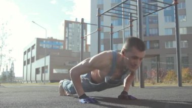 Spor alanında egzersiz yapan bir adam.