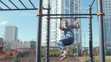 Spor alanında egzersiz yapan bir adam.