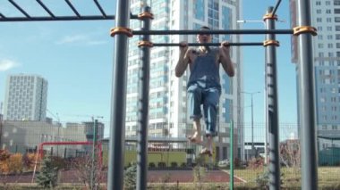 Spor alanında egzersiz yapan bir adam.