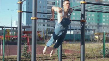 Spor alanında egzersiz yapan bir adam.