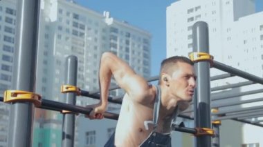 Spor alanında egzersiz yapan bir adam.