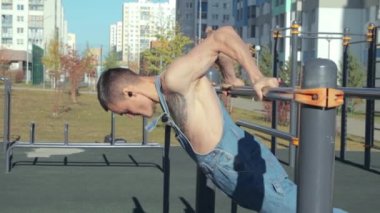 Spor alanında egzersiz yapan bir adam.