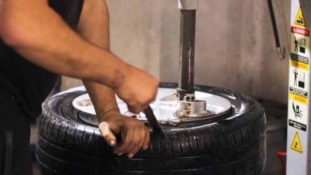 Removing a tire from a wheel — Wideo stockowe