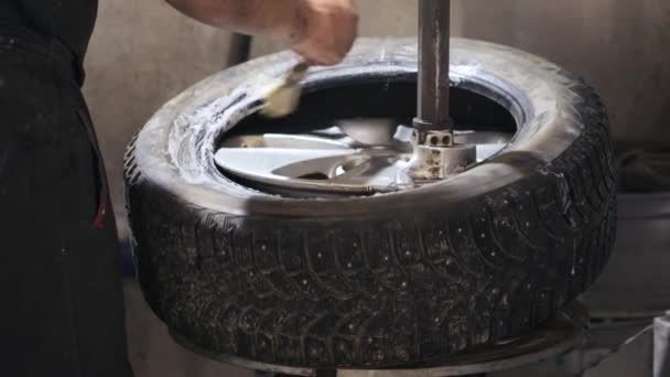 Fjerning av dekk fra hjul – stockvideo