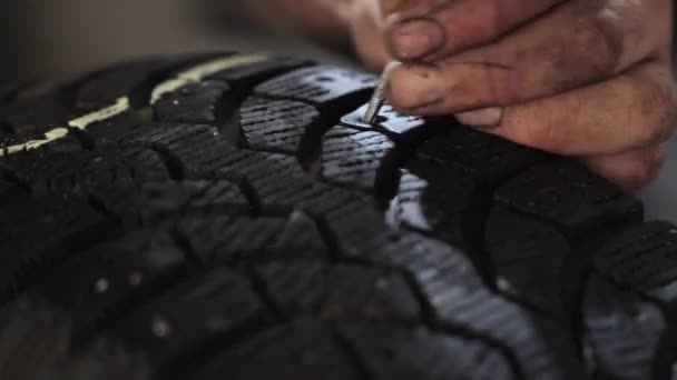 拆卸磨损的轮胎钉的过程 — 图库视频影像