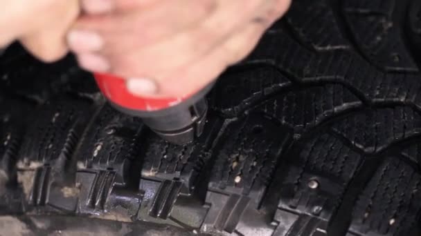 替换旧的磨损轮胎钉工艺 — 图库视频影像