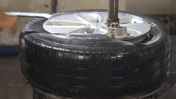 Remover um pneu de uma roda — Vídeo de Stock