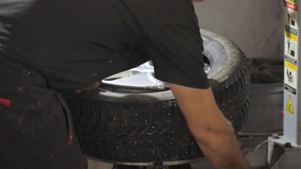 Substituindo um processo de pneu de carro — Vídeo de Stock