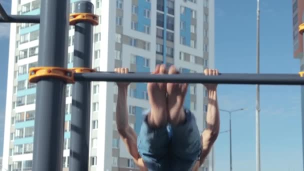 A man exercising on a sports ground — стоковое видео