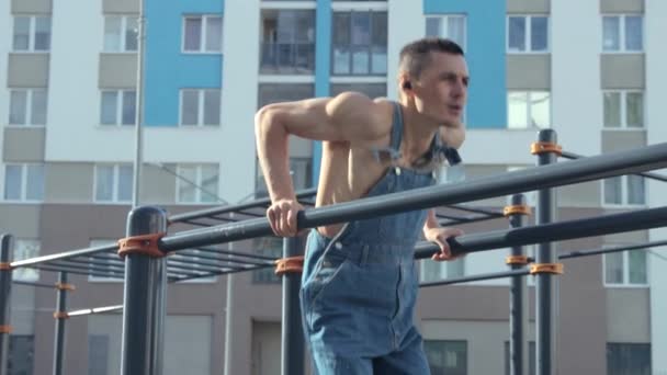 A man exercising on a sports ground — Vídeo de Stock