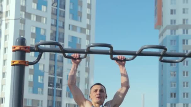 Muž cvičící na sportovním hřišti — Stock video
