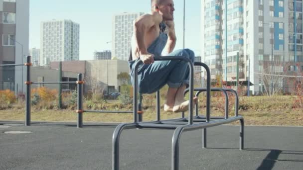 A man exercising on a sports ground — Stock Video