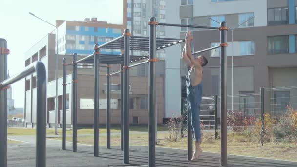 운동 경기장에서 운동하는 남자 — 비디오