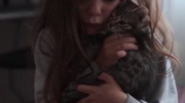 Kedisi olan küçük bir kız.