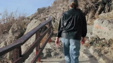 Dağ yolunda yürüyorum. Golitsyn Yolu, Kırım